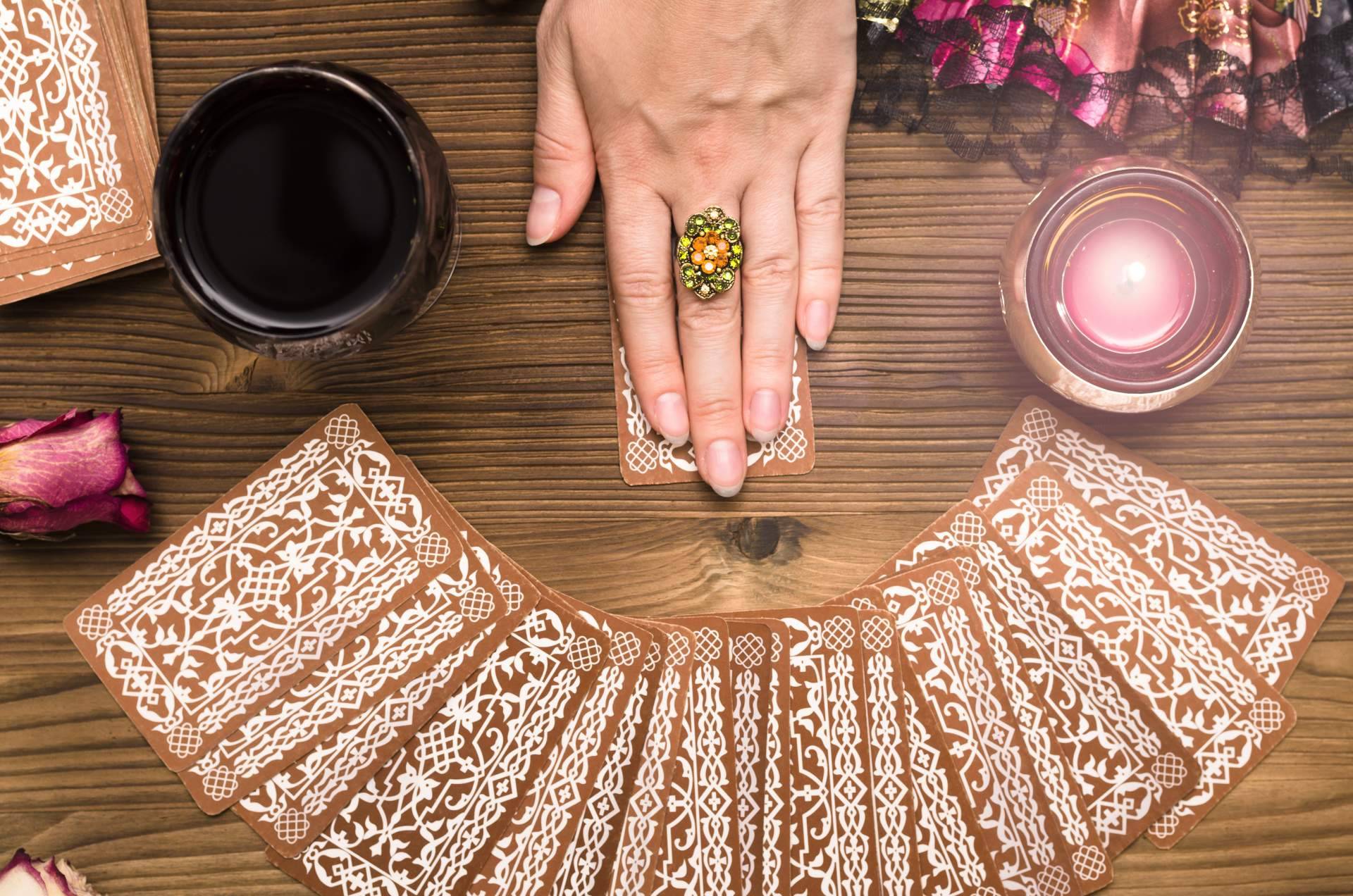 Encontrar videntes verdaderas, buenas y económicas que atienden las 24 horas del día es posible de la mano de Universo del Tarot