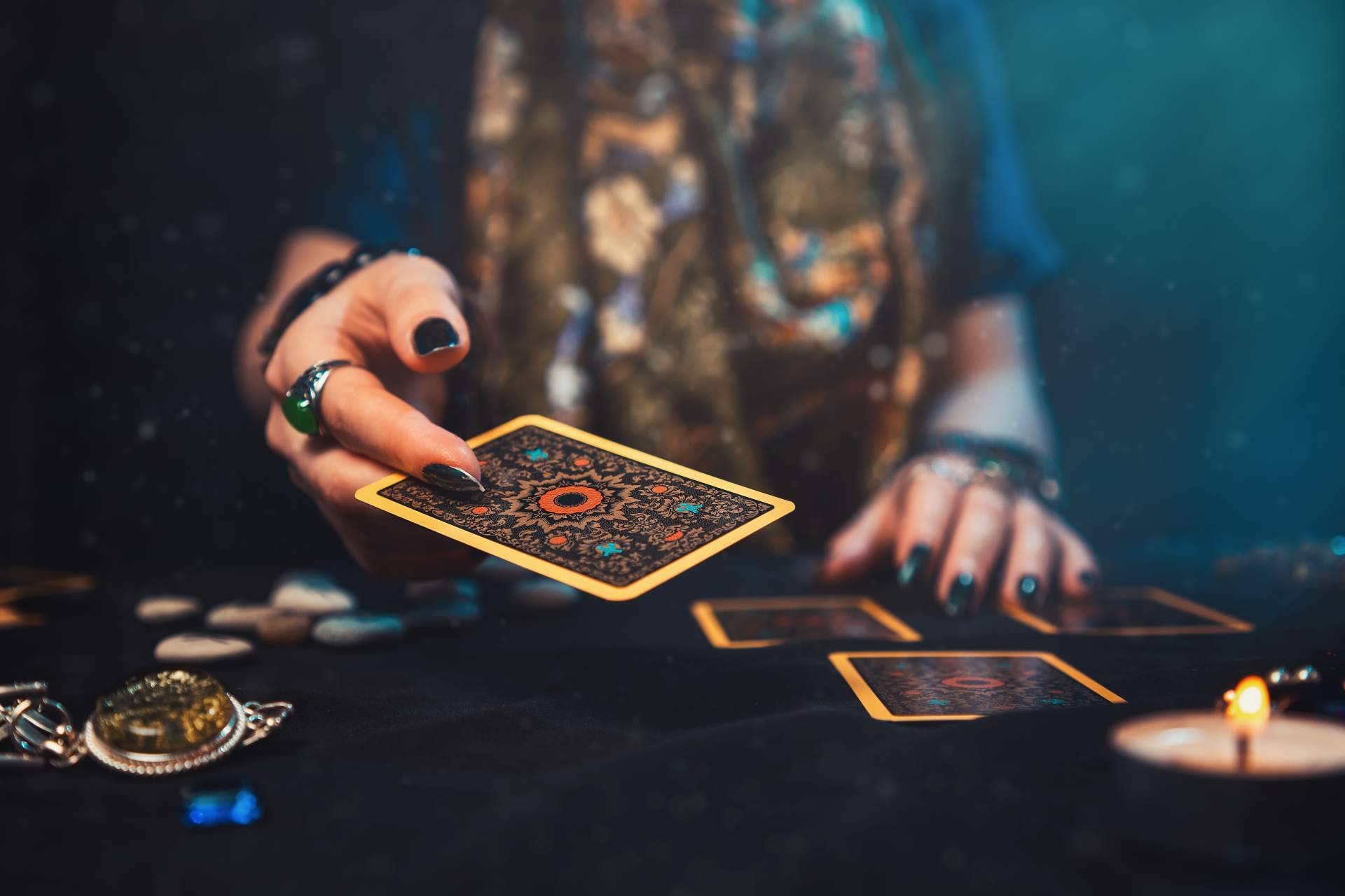 ¿Qué son las predicciones del tarot según los signos zodiacales?: Tarot de Luz María