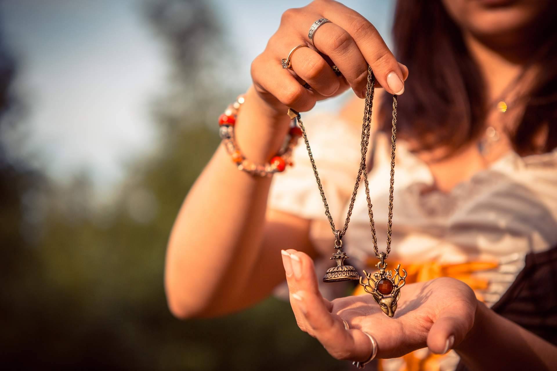 Vidente recomendada experta en la adivinación con amuletos y talismanes: Alicia Caballero