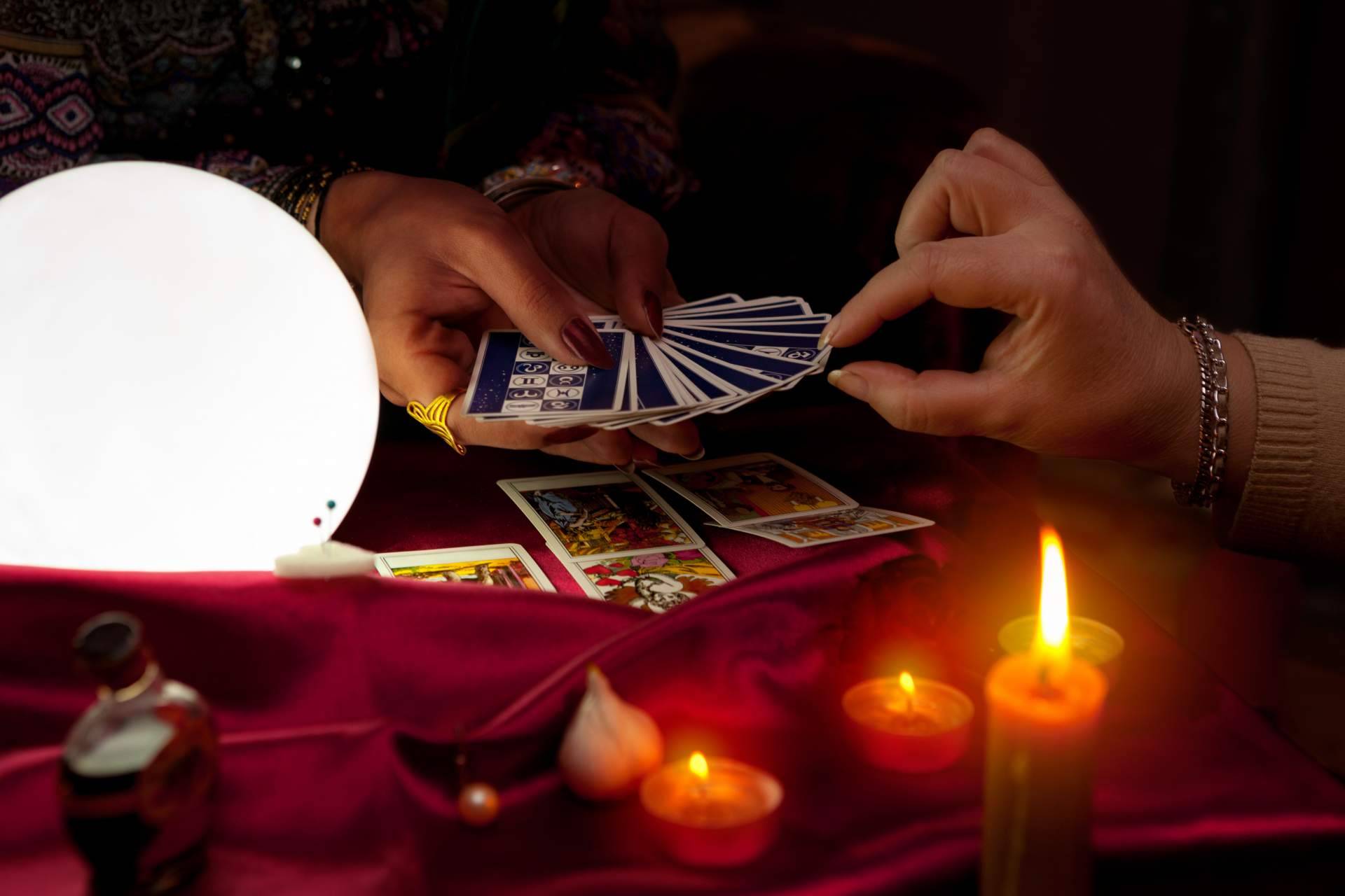 Manuela Moreno y su equipo de videntes profesionales de La Casa del Tarot y Videncia ofrecen un servicio de tarot