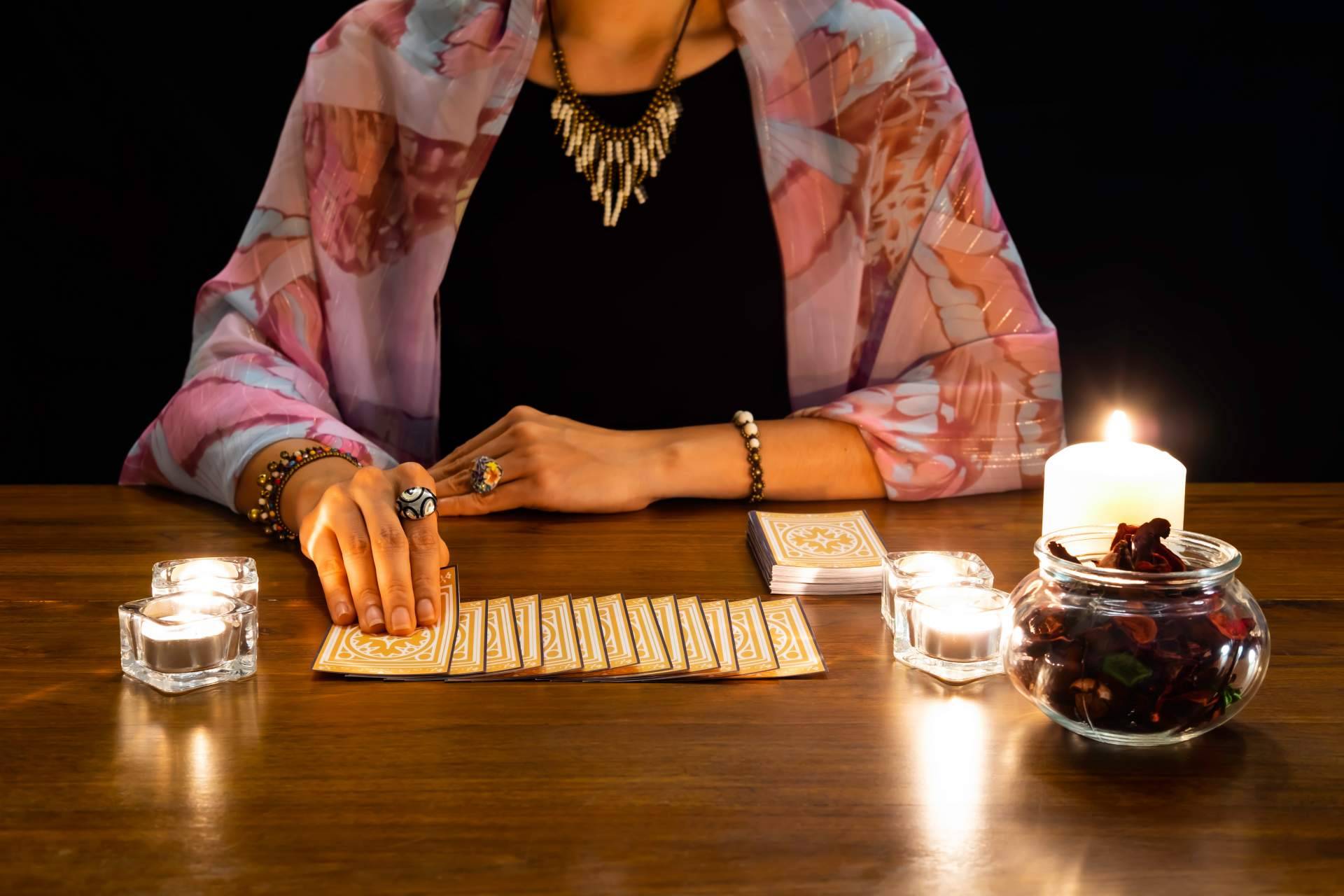 Videncia 24h de la mano de tarot de Luz María