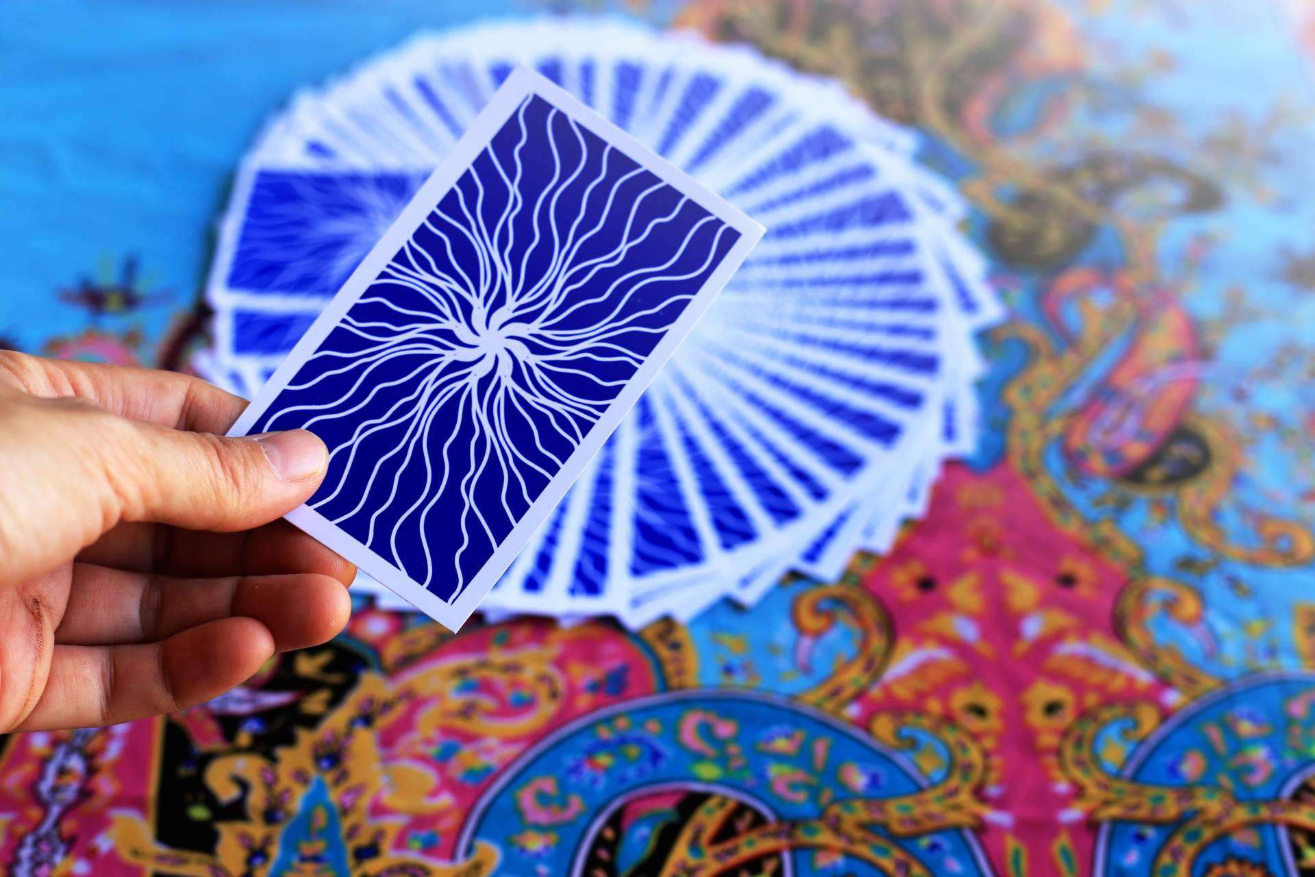¿Qué tipos de barajas de tarot y qué métodos adivinatorios existen?