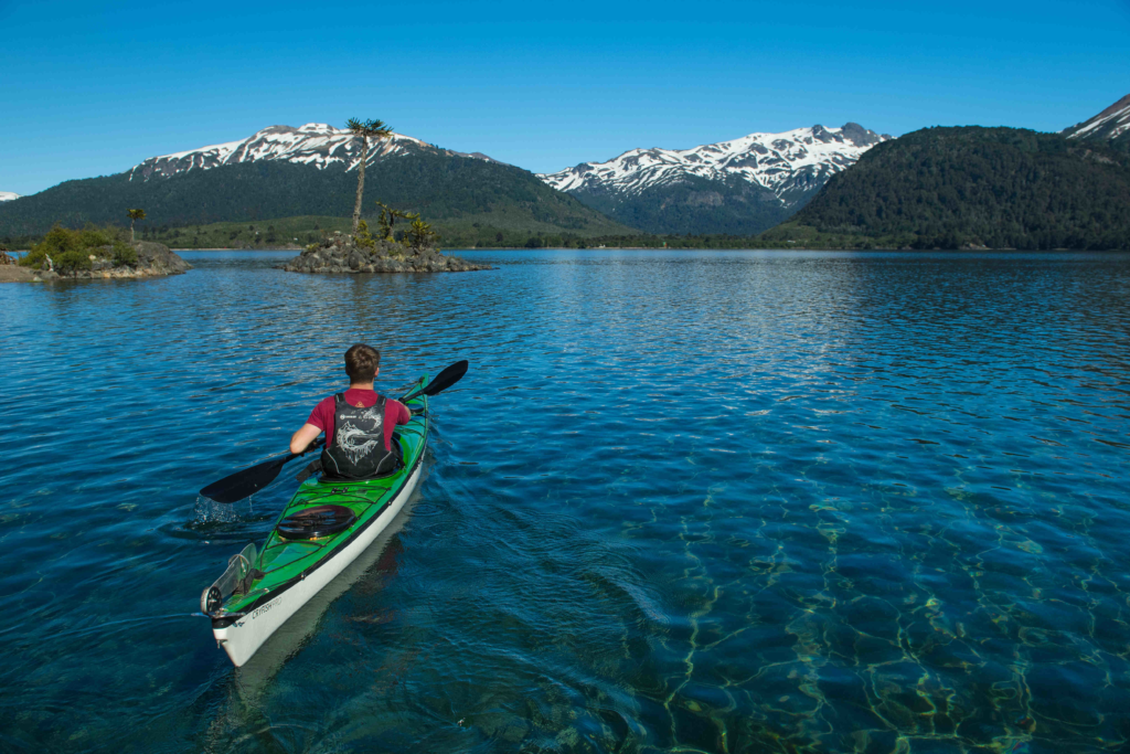 Foto de Kayack en las aguas cristalinas del Lago Moquehue