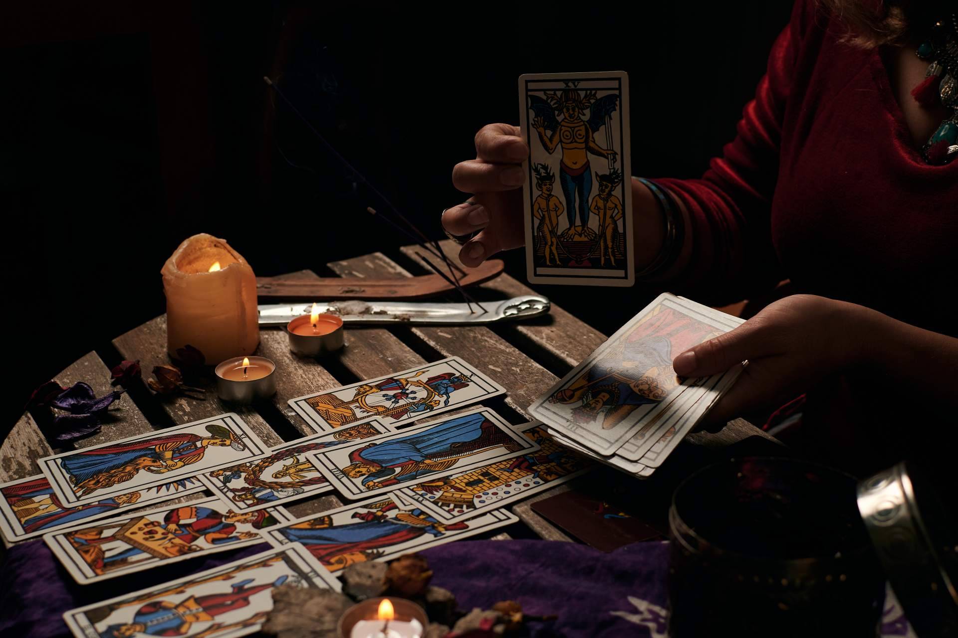 ¿Cuáles son los retos de los profesionales del tarot para generar confianza? Fiscalidad vs economía sumergida