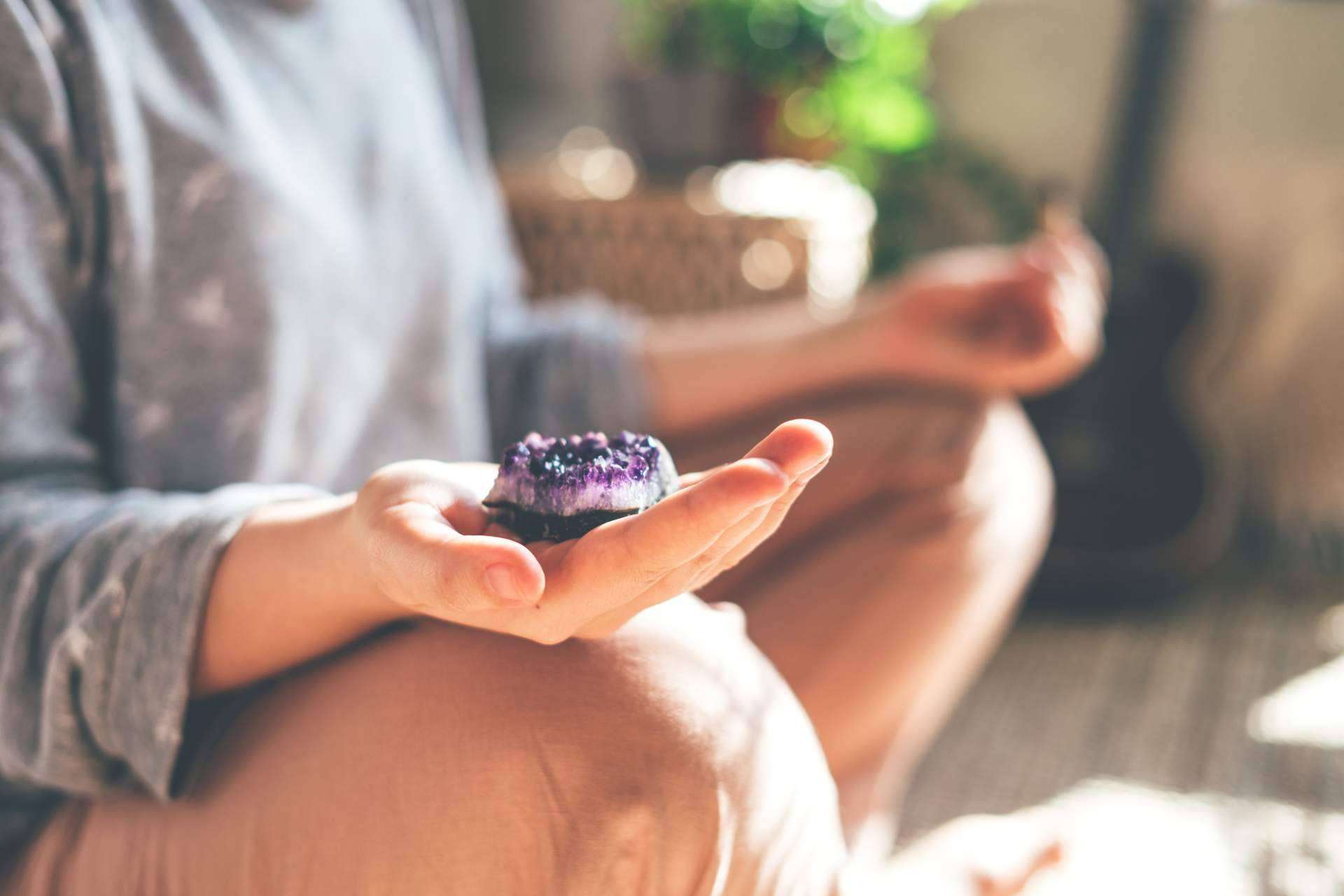 ¿Por qué es beneficioso contar con una piedra amatista como amuleto?
