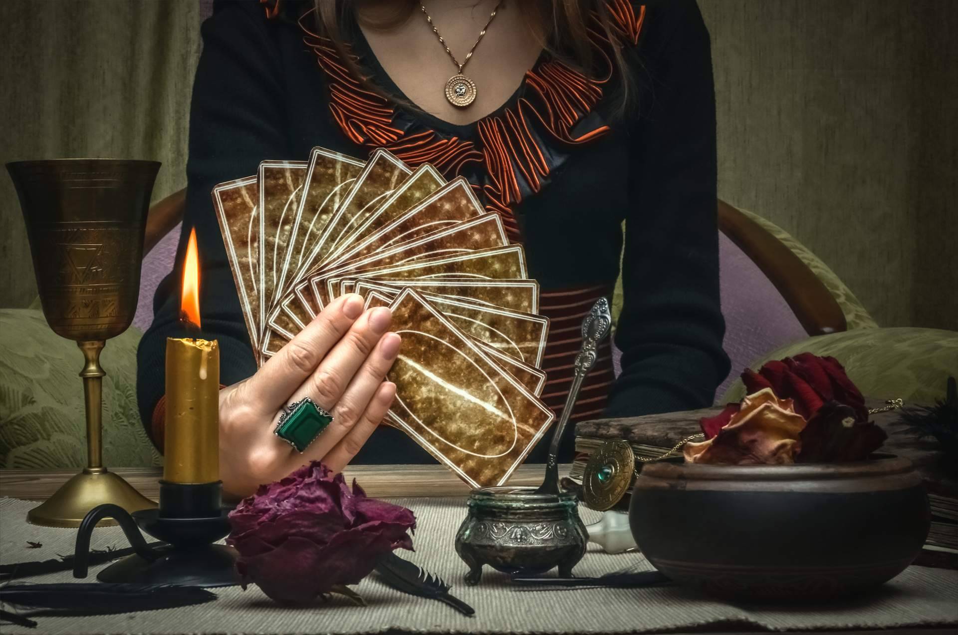 Videntes sin preguntas y tarot fiable, de la mano de la tarotista Marta Aguado
