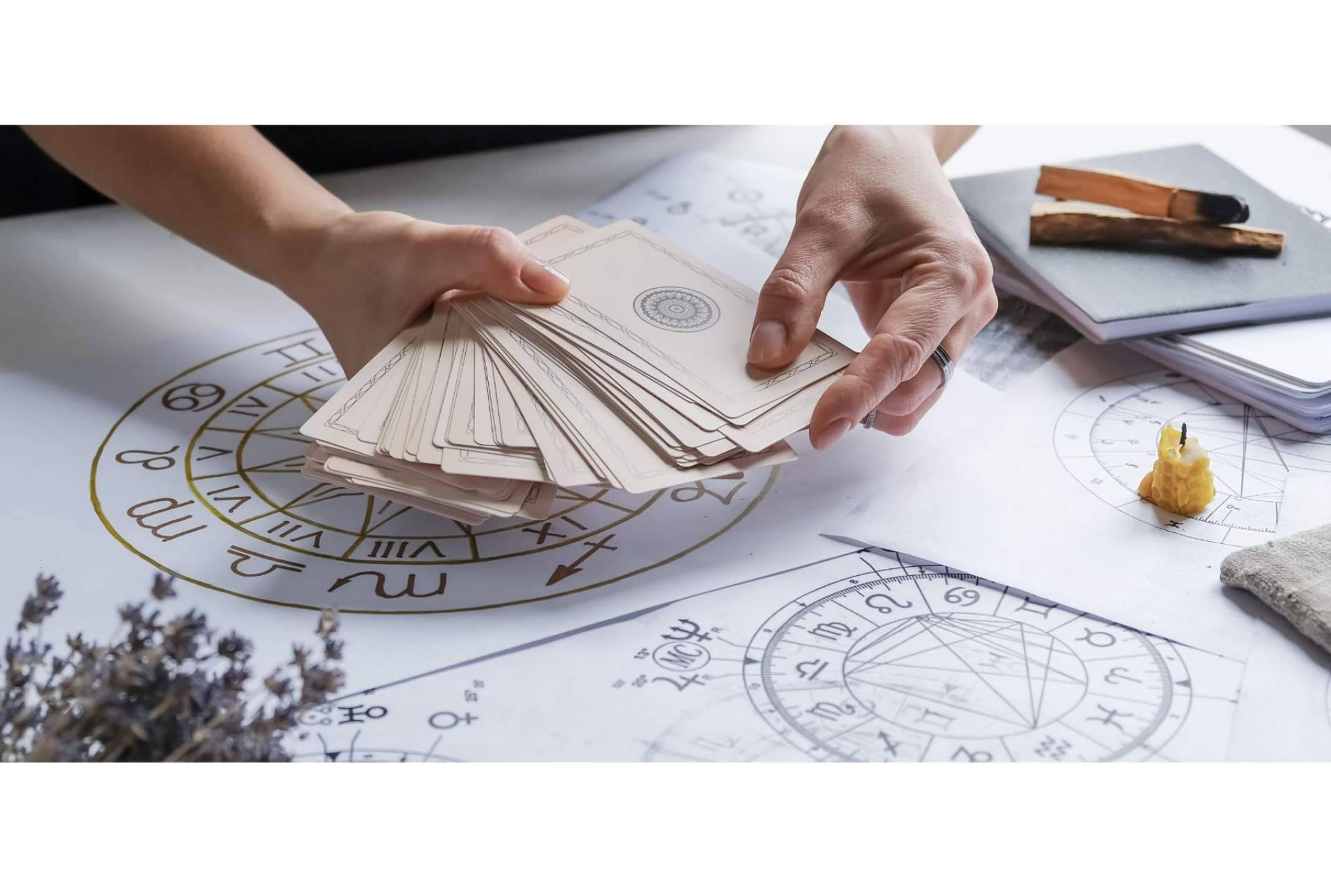 El máster de la Escuela Diana López Iriarte permite descubrir los beneficios del tarot evolutivo terapéutico