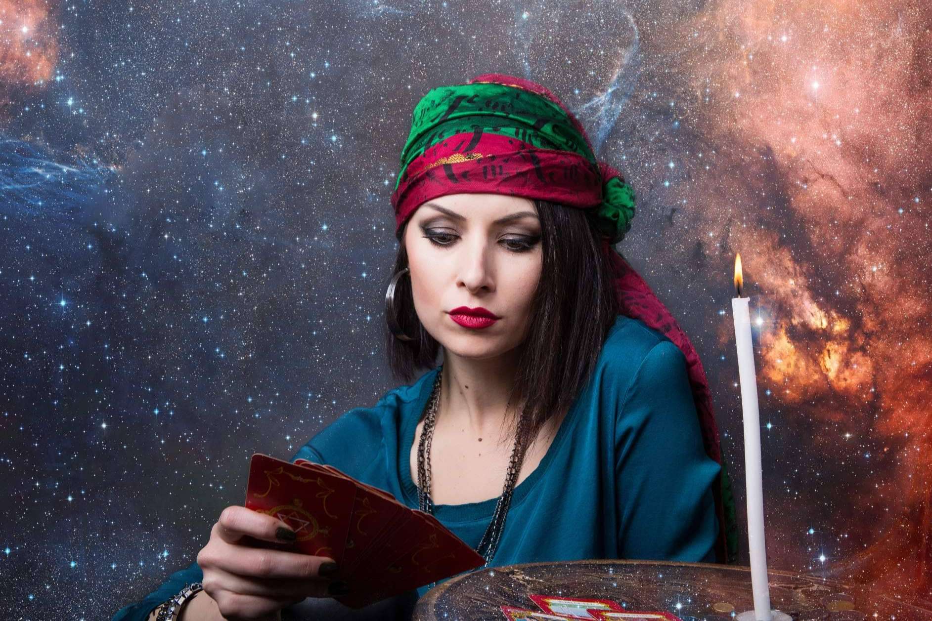 Consulta de tarot a través del teléfono geográfico con Dama Mágica