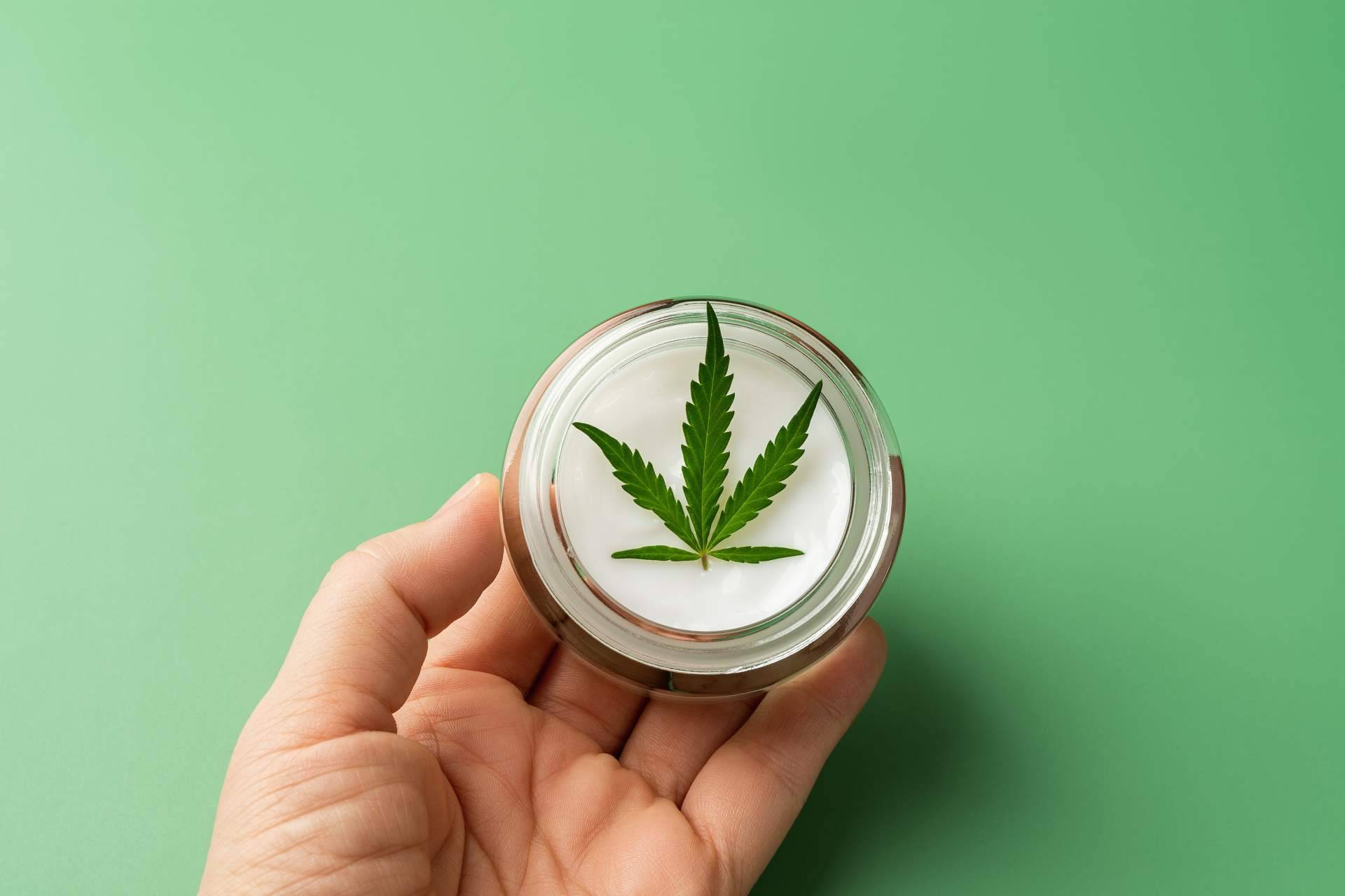 La crema de CBD, Arthoren, de CBD Torrejón es efectiva para psoriasis, dermatitis y para calmar dolores agudos