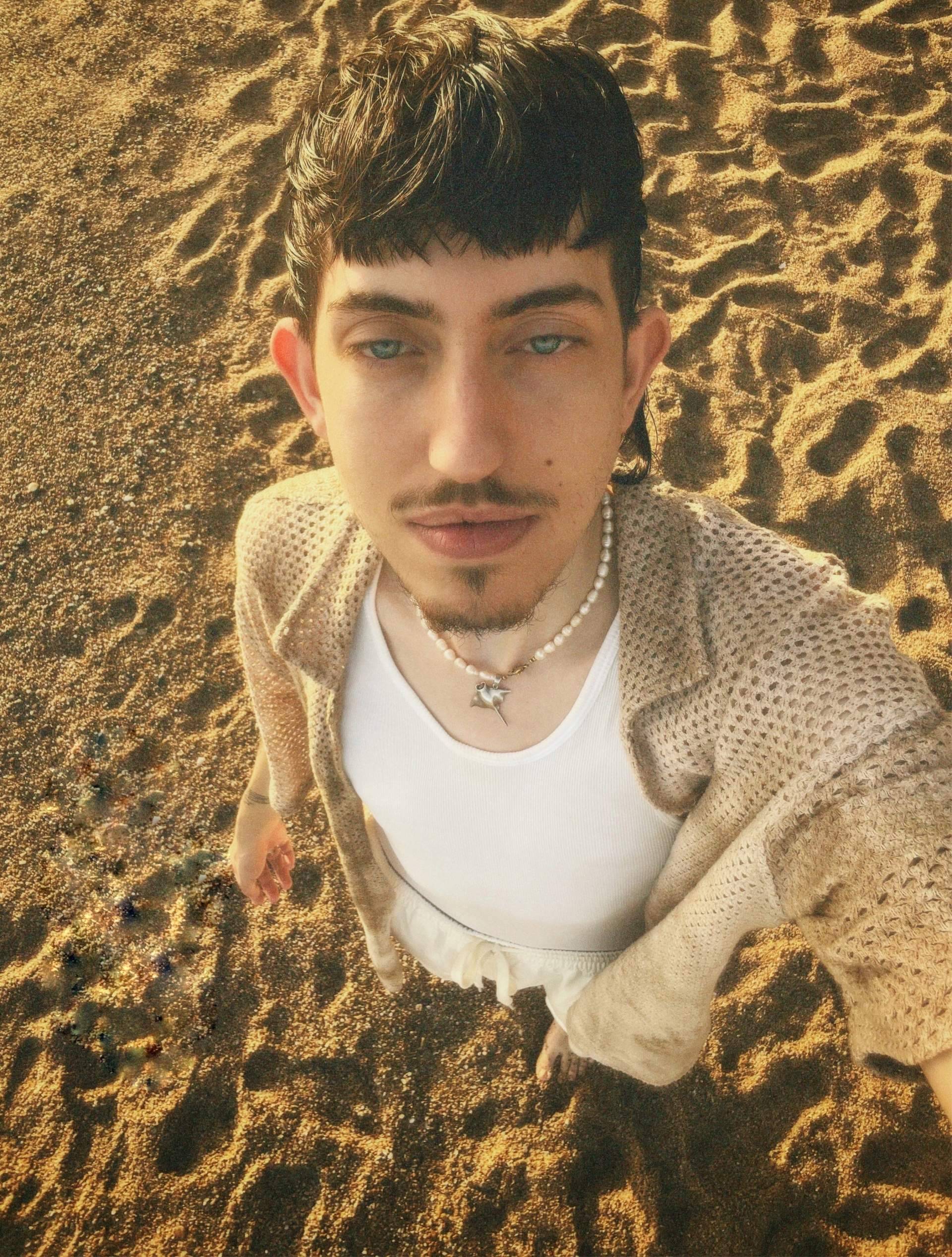 Kai de Luna narra en base a la experiencia, con la esperanza de ayudar a otros a sobrellevar la tanafobia a través de su novela, ‘La muerte sabe a poleo menta’.